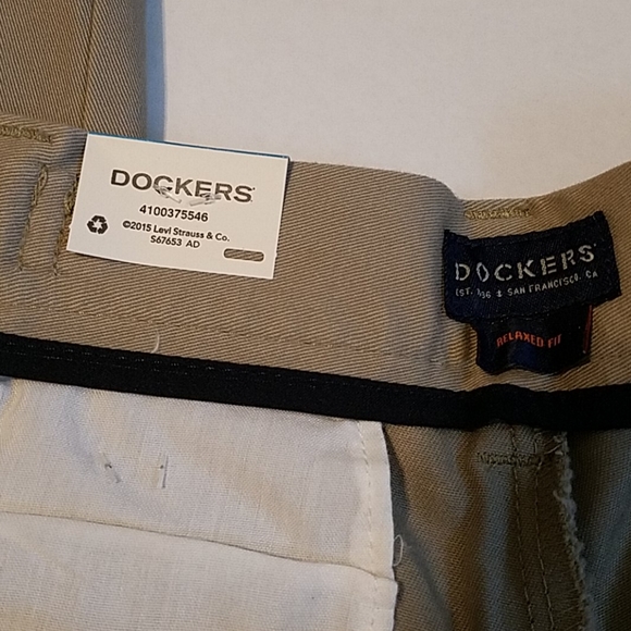 NWT DOCKERS Easy Khaki relaxed pleated/cuffed pant - Picture 4 of 6